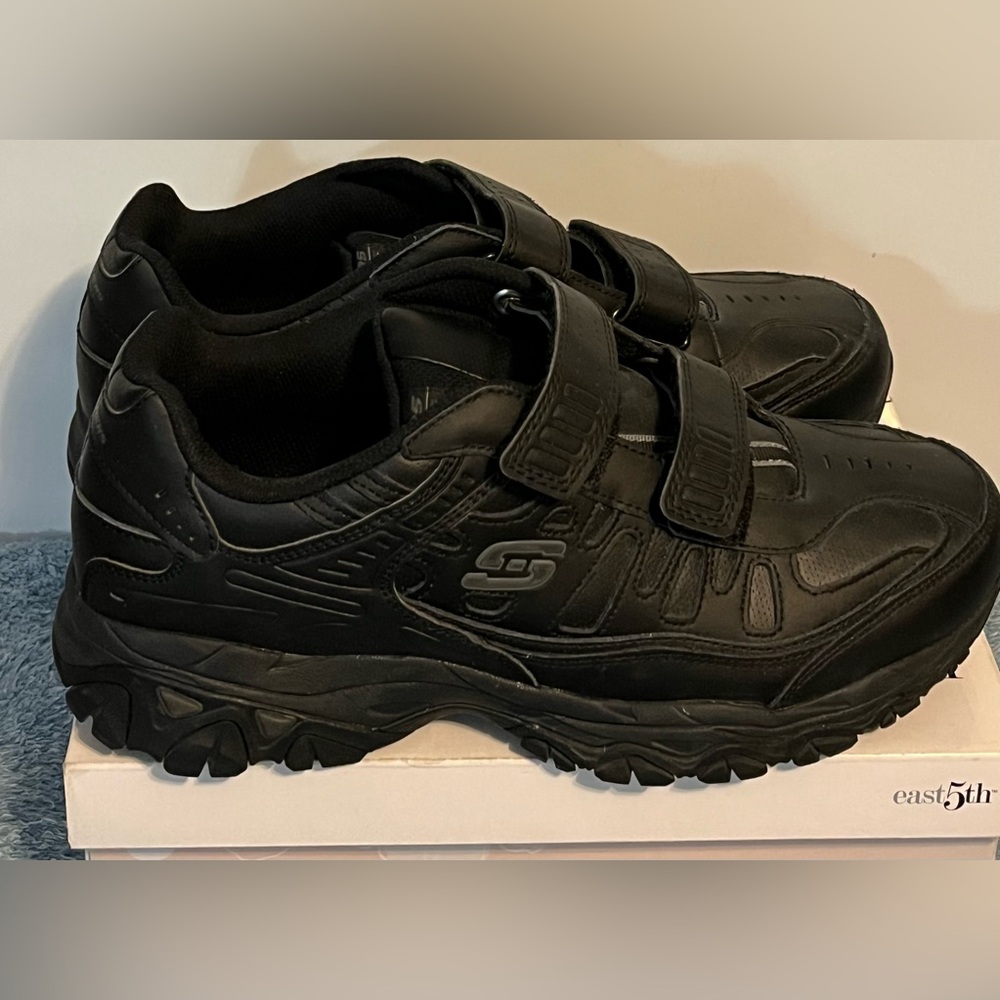 SKECHERS Men’s  walking shoes 11.5